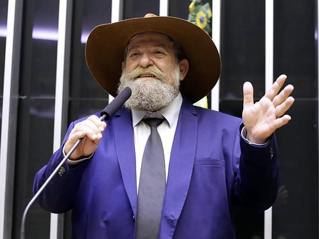Após falta em votação polêmica, deputado Barbudo anuncia câncer