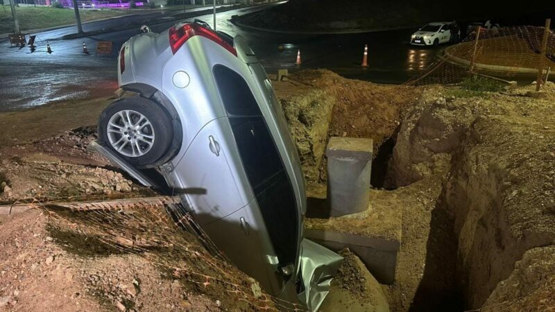 Mulher perde controle de carro e cai em vala de obra no Centro Político em Cuiabá