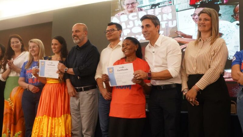 Idosos de Cuiabá recebem certificados de alfabetização em cerimônia do programa Mais MT Muxirum