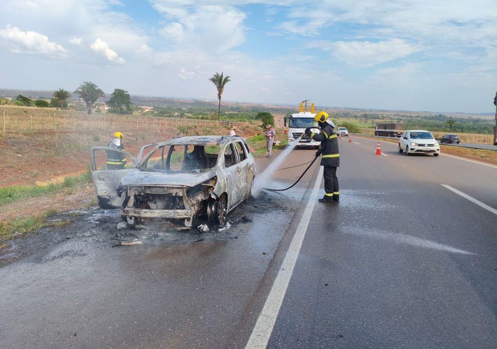 Corpo de Bombeiros combate incêndio em carro de passeio na BR-364