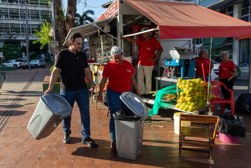 Prefeitura de Cuiabá entrega 250 lixeiras para comerciantes e ambulantes do Centro Histórico