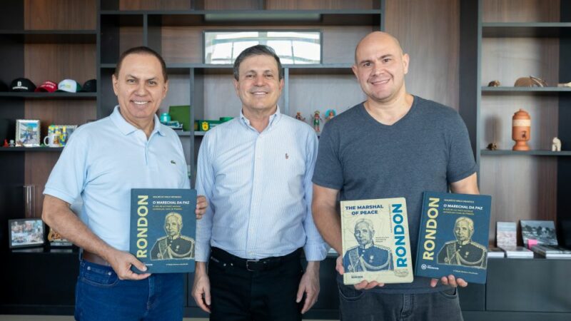 Autor entrega ao prefeito a primeira cópia da 4ª edição da biografia de Marechal Rondon