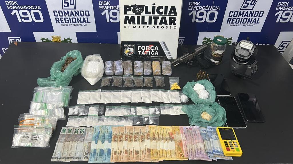 Força Tática prende dupla por tráfico de drogas, apreende pistola e 83 porções de entorpecentes