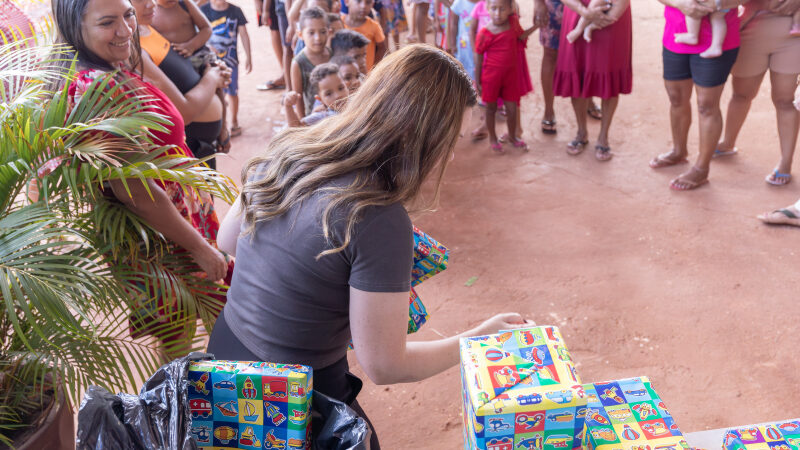Brinquedos são distribuídos em dois bairros de Cuiabá pelo Núcleo da Primeira-Dama
