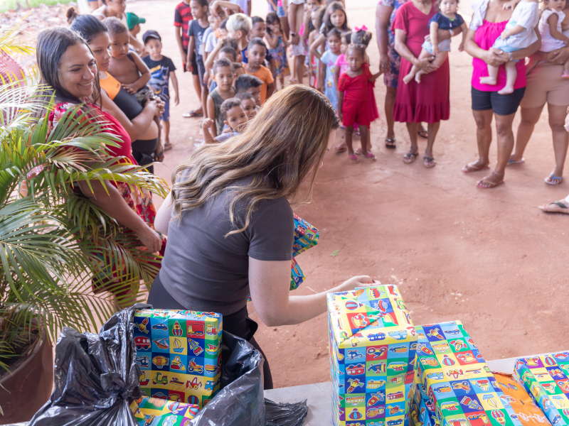 Brinquedos são distribuídos em dois bairros de Cuiabá pelo Núcleo da Primeira-Dama