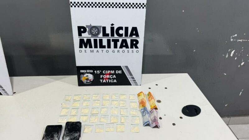 Força Tática prende dois homens e apreende 37 porções de cocaína