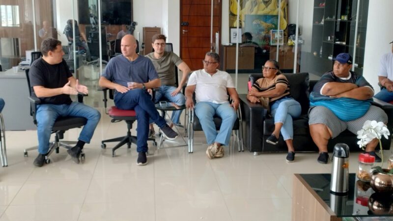 Prefeito reúne comerciantes de peixe e vereadores para discutir regularização do setor