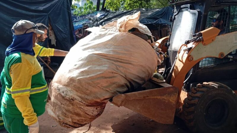 Prefeitura realiza força-tarefa de limpeza na Avenida do CPA e retira 10 toneladas de lixo na rotatória da Rodoviária