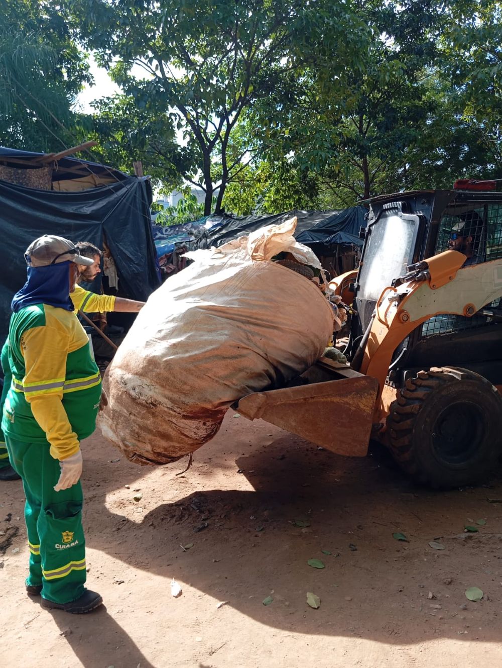 Prefeitura realiza força-tarefa de limpeza na Avenida do CPA e retira 10 toneladas de lixo na rotatória da Rodoviária