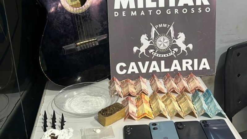 Cavalaria da PM prende dois suspeitos e apreende quatro menores por tráfico de drogas em Nova Mutum