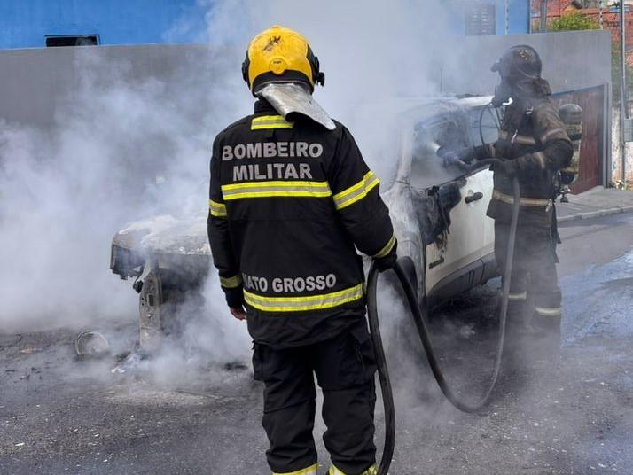 Corpo de Bombeiros combate incêndio em carro de passeio em Cuiabá