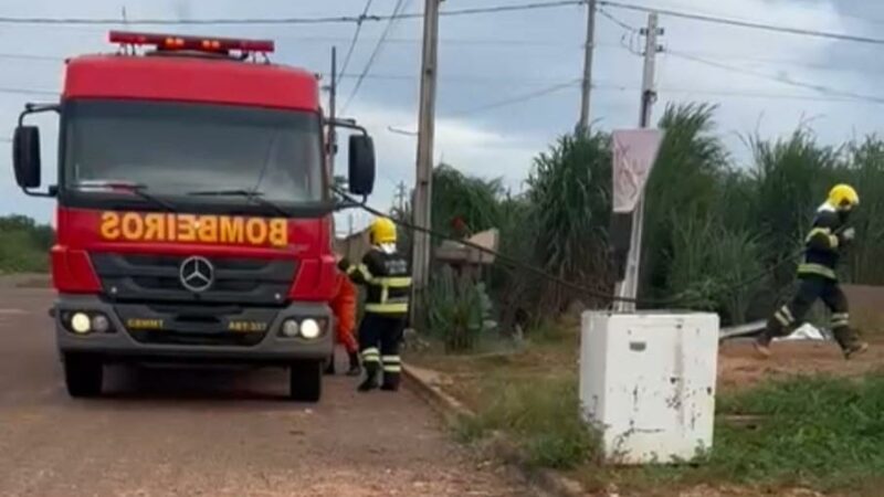 Corpo de Bombeiros combate incêndio em residência