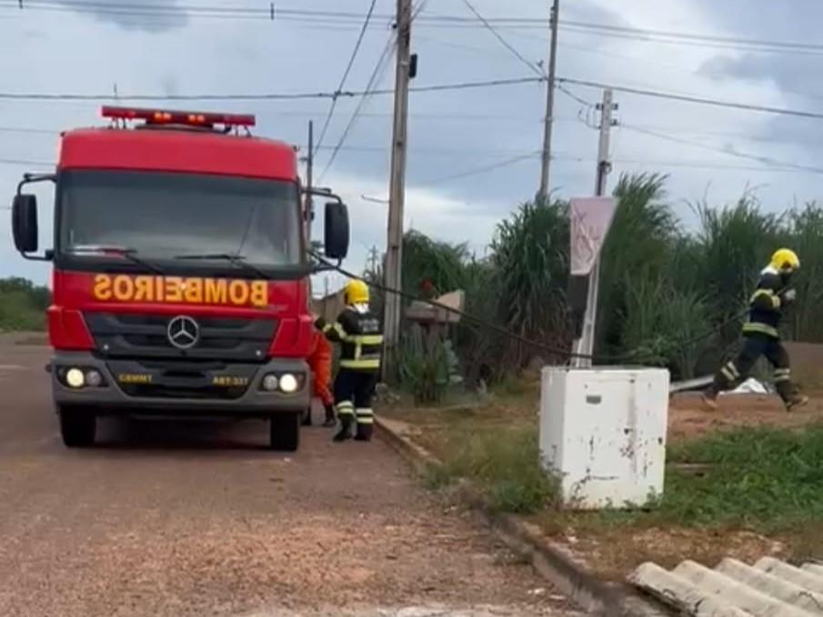 Corpo de Bombeiros combate incêndio em residência