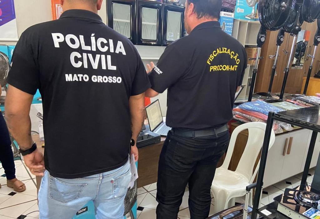 Polícia Civil e Procon fiscalizam loja de móveis em Acorizal investigada por golpes em aposentados