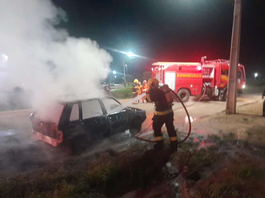 Corpo de Bombeiros combate incêndio em carro de passeio em avenida de Sinop