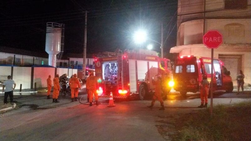 Bombeiros combatem incêndio e atendem vítimas após colisão entre carro e ônibus