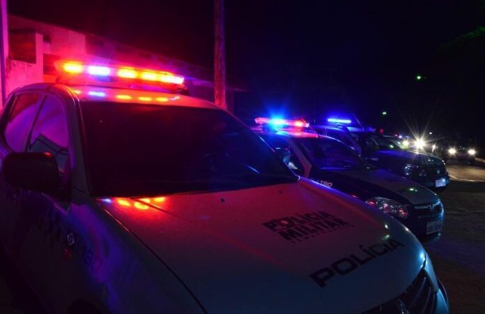 Mãe embriagada é presa em Sinop acusada de passar fezes em bebê; vizinhos intervieram