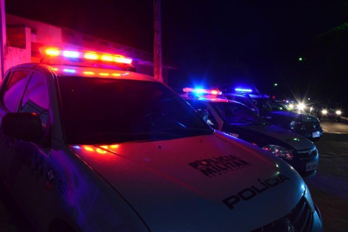 Mãe embriagada é presa em Sinop acusada de passar fezes em bebê; vizinhos intervieram
