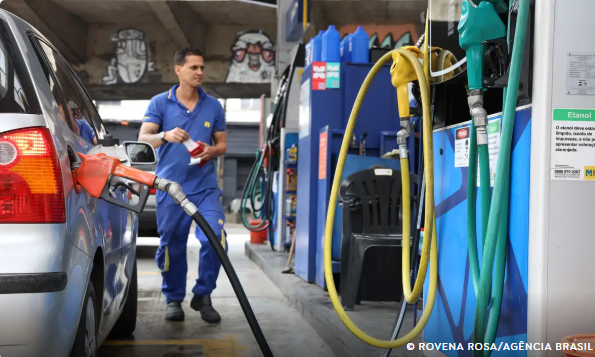 Vendas no comércio recuam 1,5% em abril, impactadas por combustíveis