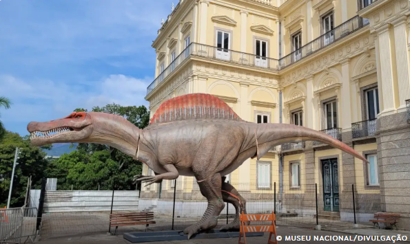 Museu Nacional ganha réplica de dinossauro brasileiro com 15 metros