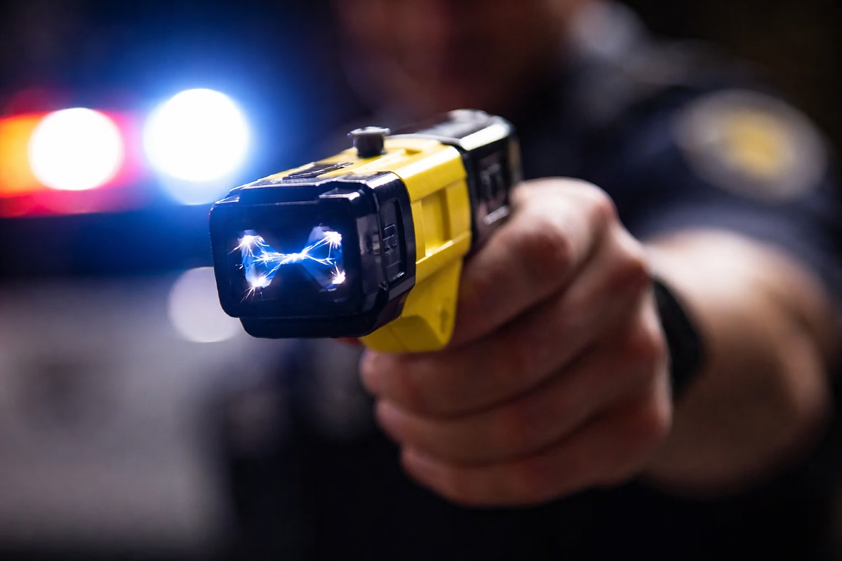 Homem enfrenta polícia com pit bull e é contido com taser