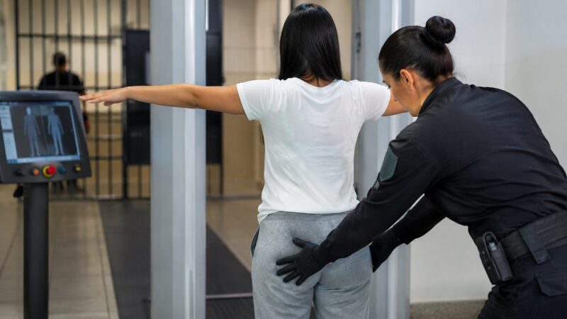 Mulher é detida ao tentar contrabandear droga em unidade prisional