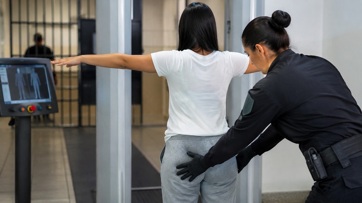 Mulher é detida ao tentar contrabandear droga em unidade prisional