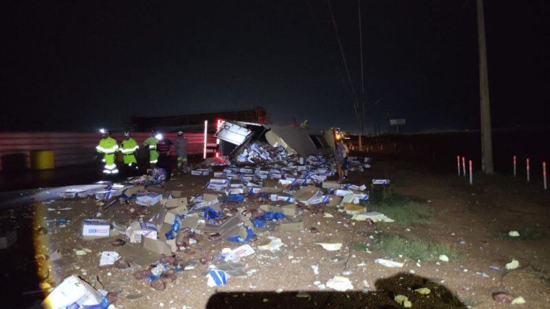 Carreta carregada com carne tomba e carga é saqueada na BR-163 em Sorriso