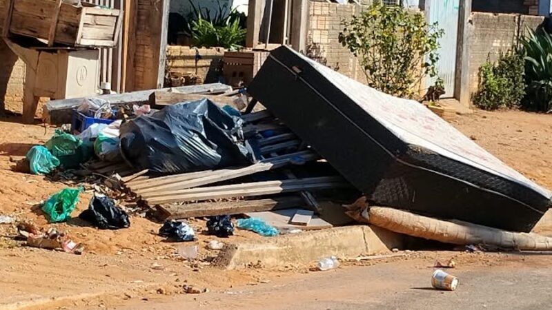 Matupá recolhe entulhos no Jardim das Flores em nova etapa do “Meu Bairro Sem Dengue”