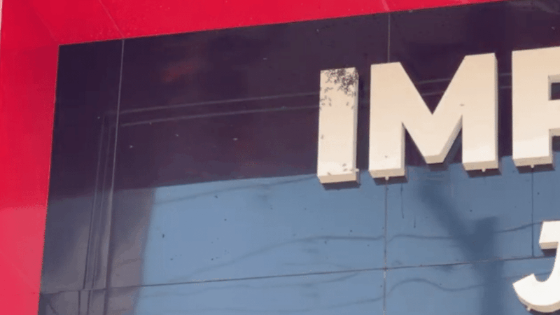 Bombeiros usam jato de água para afastar enxame de marimbondos em estabelecimento de Sorriso
